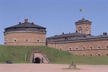 Karlsborgs fästning med blå himmel som bakgrund samt med en volvo kombi i nedre vänstra hörnet