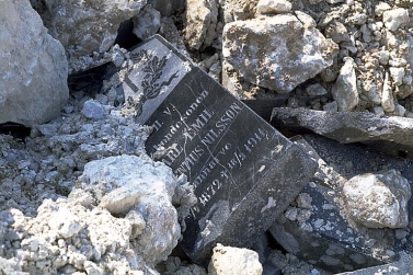 En gravsten dumpad och halvt övertäckt i ett stenbrott på Gotland