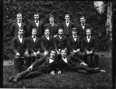 Ett svartvitt foto från Powerhouse museum föreställande 13 unga män från sekelskiftet 1800-1900.