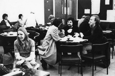 Människor som sitter och pratar vid olika bord. Foto: LSE Library