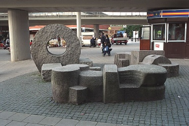 Skulptur "Protonmolekyl" på Bredängs torg i Stockholms västra förorter. Vem är konstnären?  Foto: Bengt A Lundberg