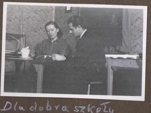 bild ur familjealbum, skolarbete i flyktinglägret Öreryd 1946