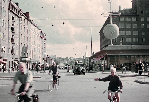 Crossing between Götgatan and  Ringvägen streets at Skanstull in the southern part of Stockholm city. Photo: Fredrik Bruno, 1943