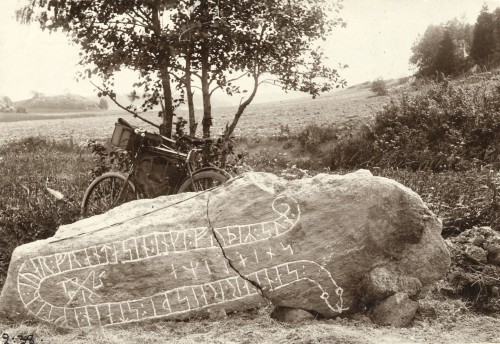 Runstenen vid Korpa bro som den såg ut när den undersöktes av Erik Brate 1899. Foto Erik Brate (ATA).