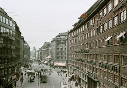 Kungsgatan street in Stockholm City, at the intersection with Sveavägen street. Photo: Fredrik Bruno, 1944.