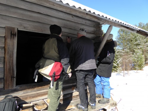 Dalrunorna på härbret vid Liden undersöks av Patrik Larsson och Helmer Gustavson. Snön hade fallit under natten. Foto Magnus Källström