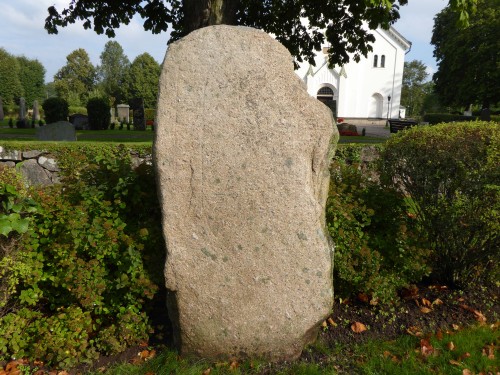 Runstenen vid Sjögestads kyrka, som hittades i kyrkogårdsmuren 1948. Foto Magnus Källström