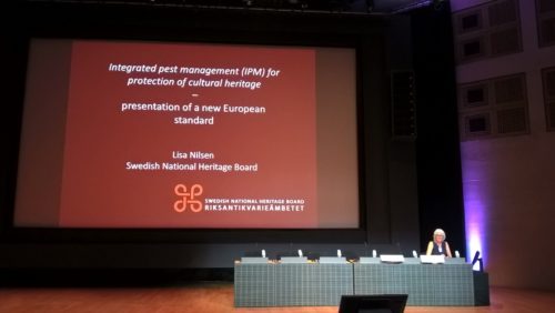Lisa Nilsen presenterar IPM-standarden på konferens i Paris. Foto: Charlotta Bylund Melin. 