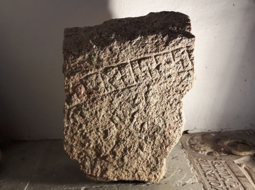 Det bevarade fragmentet av runstenen U 878 från Möjbro i Hagby socken, som i dag står i kyrkans tornrum. Foto Magnus Källström