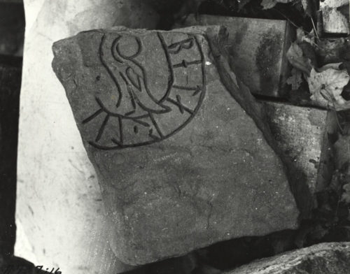 Runstensfragmentet U 65 från Spånga kyrka, som förmodligen bär det äldsta belägget på namnet Peter i Sverige. Foto T. Norman 1953 (ATA)