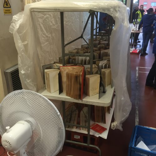Böcker torkas effektivt i en vindtunnel. 