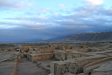 Ruiner i röd sten i staden Nisa, Turkmenistan
