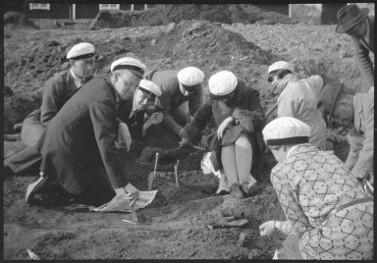 Studenter som gräver ut ett hästkranium. Foto: Berit Wallenberg, 1928