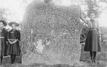 Ög46 Herrestad. Girls beside runestone in Herrestad in Östergötland. Photo: cirka 1900