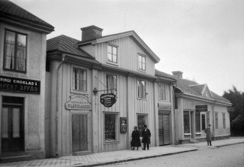 This street - Västra Storgatan - in Nyköping, Sweden, was located by a Flickr user, who also told that the building is no longer there, but replaced by a new one. We added the information to our photo database. Photo: Berit Wallenberg, 1928