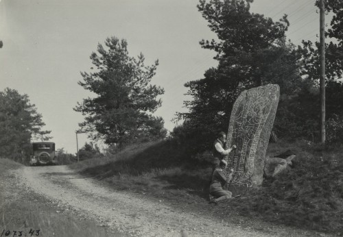 Två som försmådde cykeln för automobilen: Elias Wessén och Harald Faith-Ell målar upp runstenen Sö 106 vid Kungshållet i Kjula, Södermanland. Foto: H. Faith-Ell 1929 (ATA).