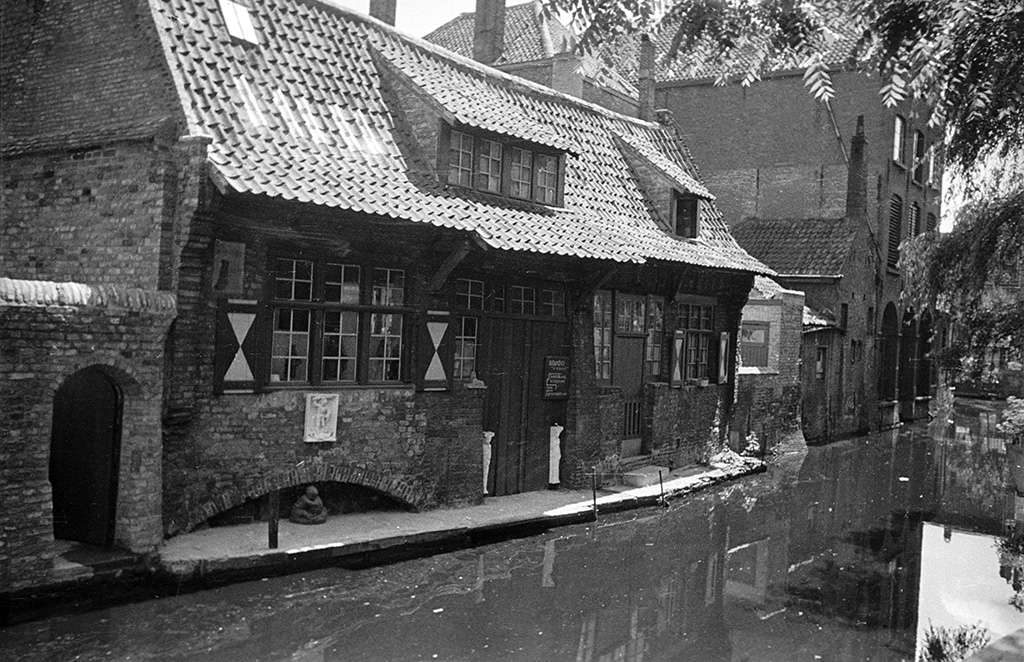 Building by a canal in Bruges, Belgium. Photo: Berit Wallenberg, 1934