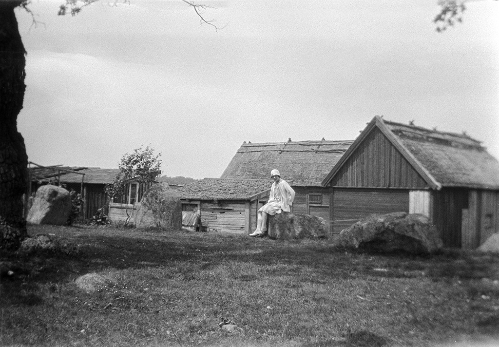 Woman sitting at a prehistoric stone circle at a farm in Skälby, Kalmar. Photo: Berit Wallenberg, 1926