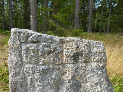 Detalj av ristningen på fragmentet från Jägarstugan. Notera den djupt huggna u-runan upptill till vänster. Foto Magnus Källström