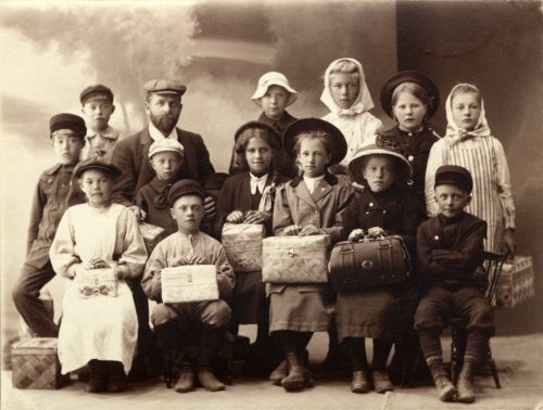 Bild på skolresebarn tillsammans med sin lärare