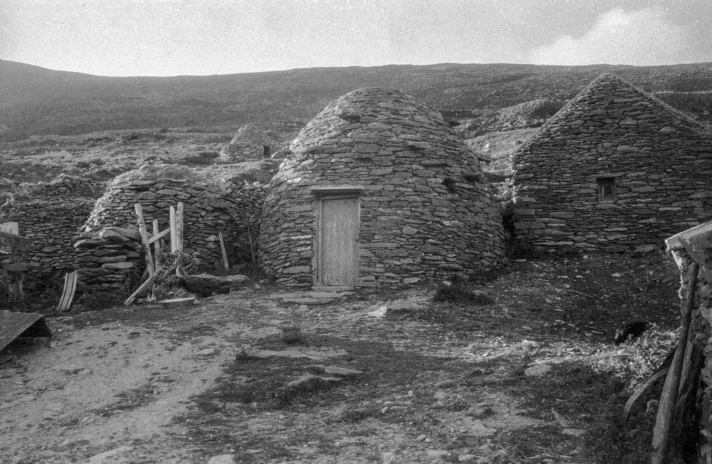 Beehive huts near Dunbeg promontory fort, Dingle Peninsula, Co. Kerry, Munster, Ireland. Photo: Berit Wallenberg, 1939. Public Domain