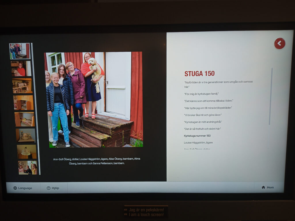 En bildskärm i utställningen, där ett urval av kyrkstugor och deras ägare presenteras i ord och bild.