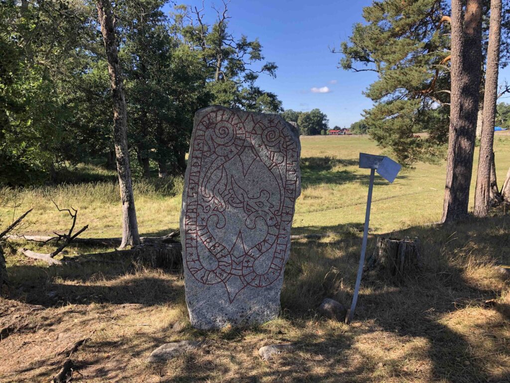 runstenen som står i träddunge