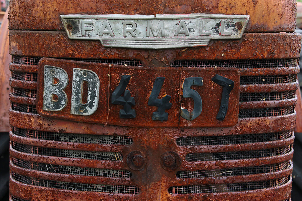Detaljfoto av grillen på en veterantraktor av märket Farmall. Registreringsnumret är BD 4457.